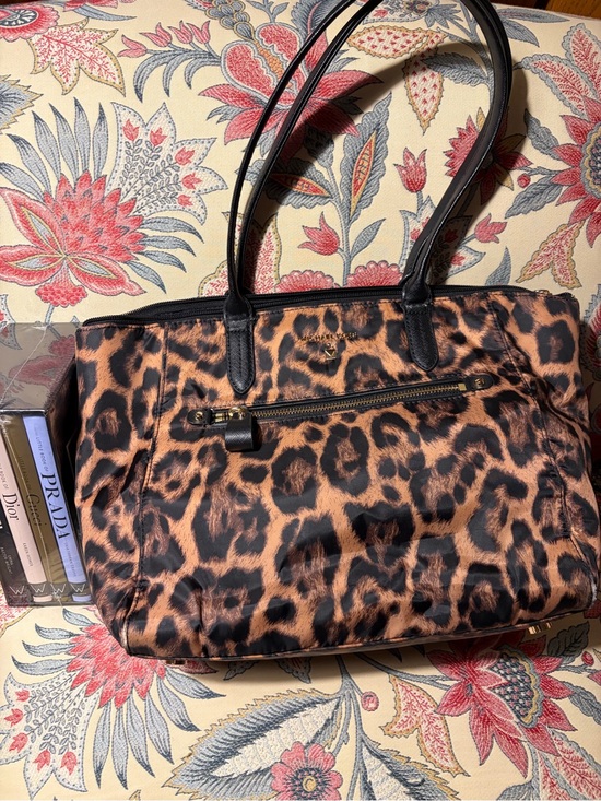 Michael Kors Handbags - Michael Kors Kelsey Leopard Print Medium Tote Bag w/Black Trim GUC.